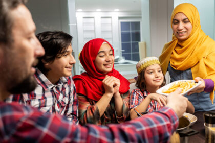 Sumber gambar: https://iric.org/making-ramadan-fasting-easy-for-children/